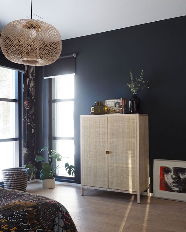 Svijetli stan i tamna spavaća soba cvijetnog uzorka