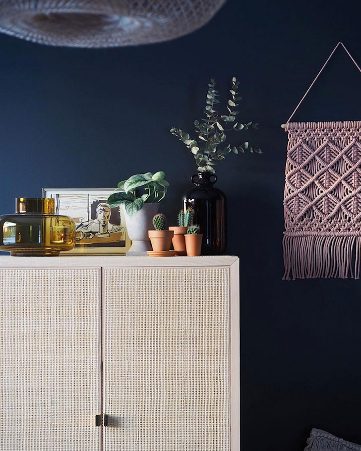 Svijetli stan i tamna spavaća soba cvijetnog uzorka