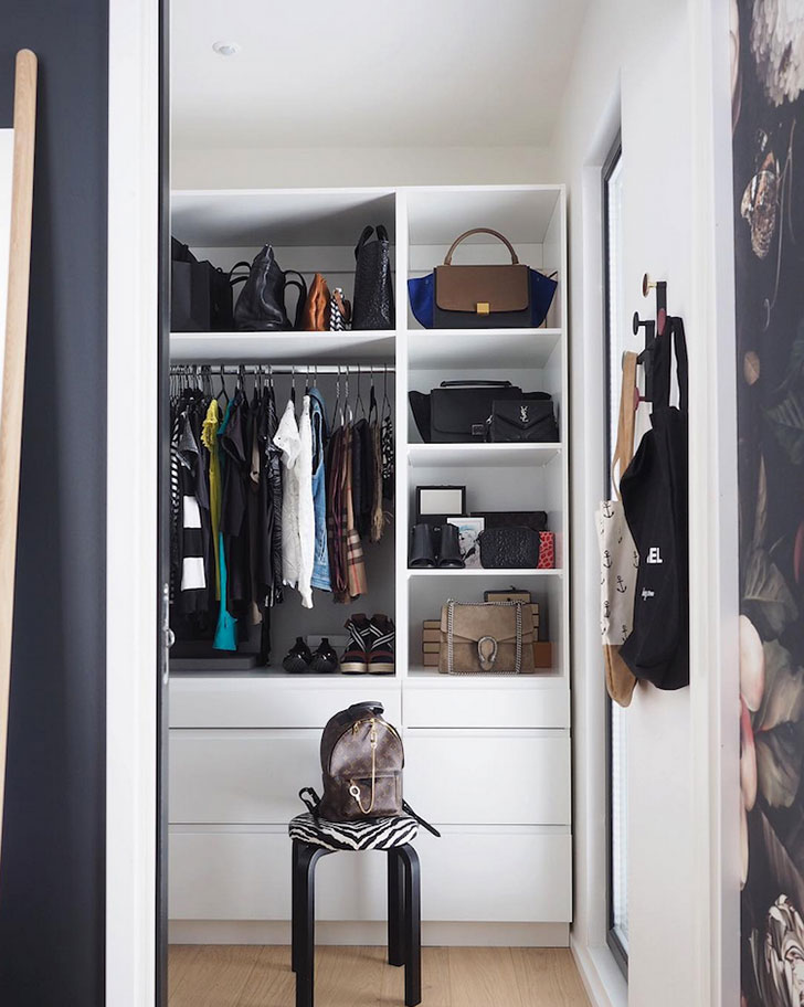 Svijetli stan i tamna spavaća soba cvijetnog uzorka