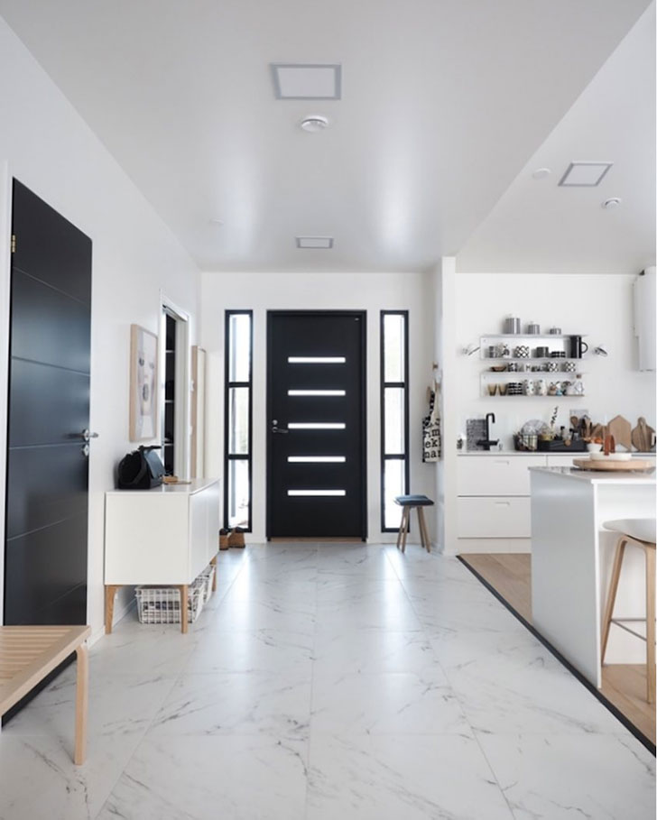 Svijetli stan i tamna spavaća soba cvijetnog uzorka