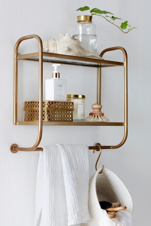 Zlatni detalji i dekoracije u kupaonici