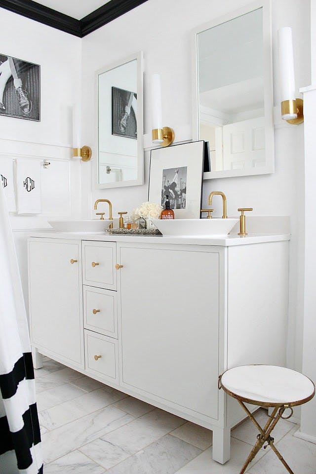 Zlatni detalji i dekoracije u kupaonici