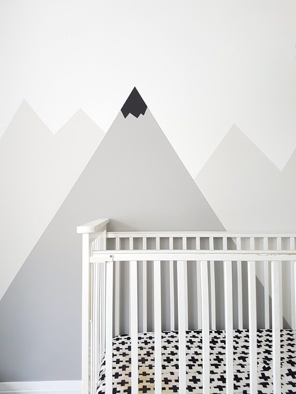 Planinski vrhovi na zidu dječje sobe