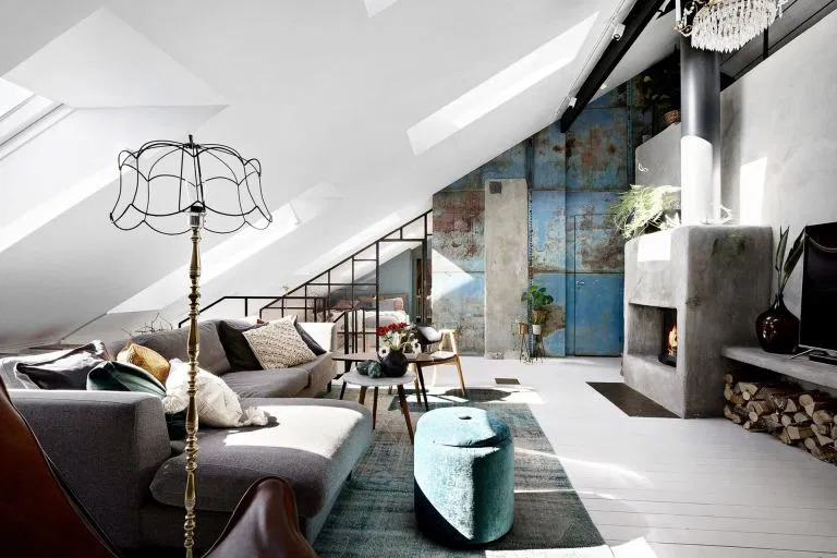 dvoetažni stan u potkrovlju uređen u industrijskom stilu