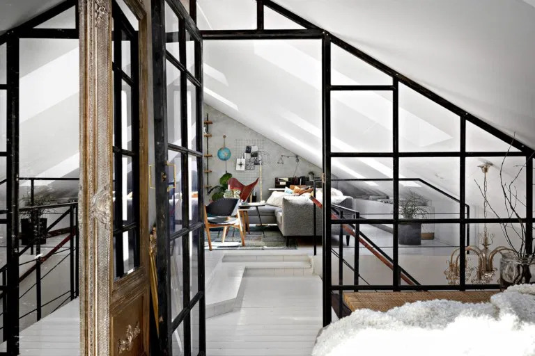 dvoetažni stan u potkrovlju uređen u industrijskom stilu