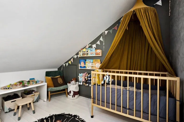 dvoetažni stan u potkrovlju uređen u industrijskom stilu