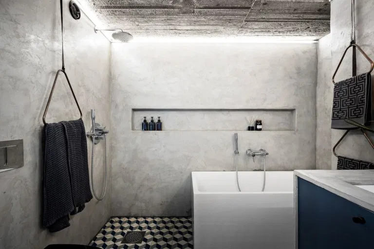 dvoetažni stan u potkrovlju uređen u industrijskom stilu