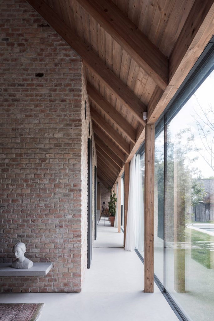 Kombinacija moderne fasade i rustikalnog interijera od opeke - Kuća V