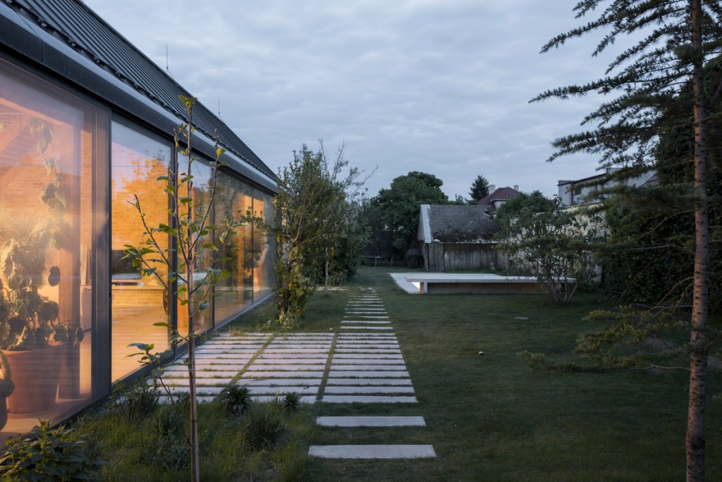 Kombinacija moderne fasade i rustikalnog interijera od opeke - Kuća V