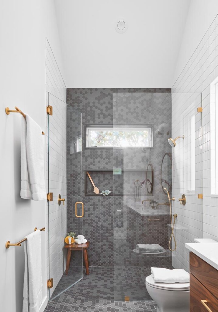kupaonica sa zlatnim detaljima