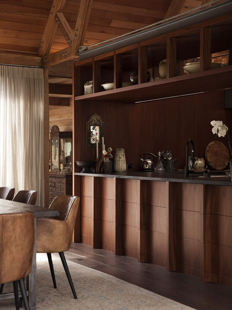 lijepa kuca za odmor na obali rijeke