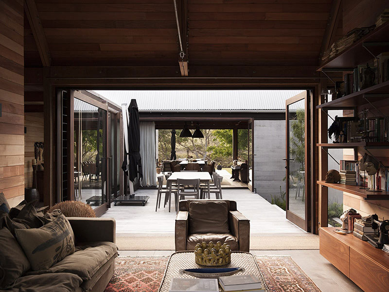 lijepa kuca za odmor na obali rijeke