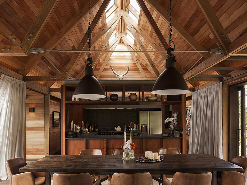 lijepa kuca za odmor na obali rijeke