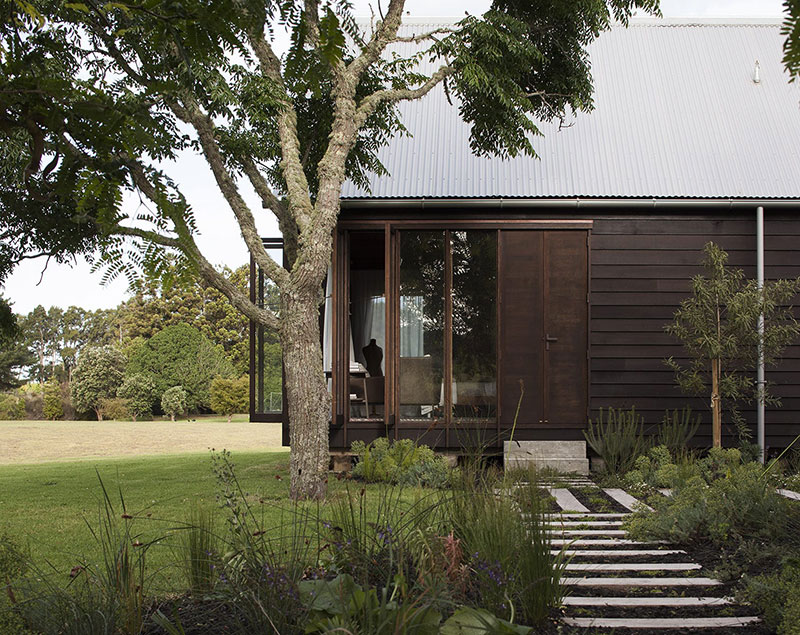 lijepa kuca za odmor na obali rijeke