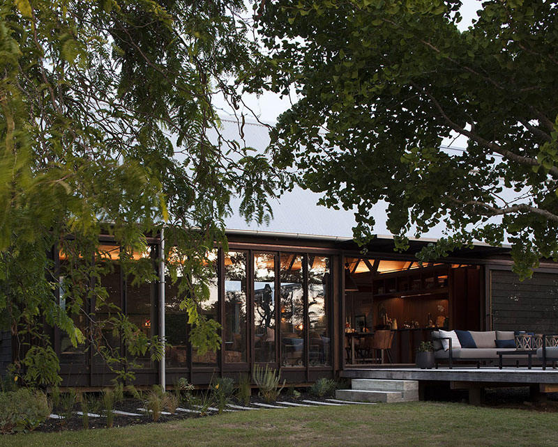 lijepa kuca za odmor na obali rijeke