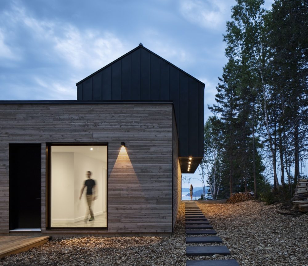 Moderna kuća u šumskom okruženju